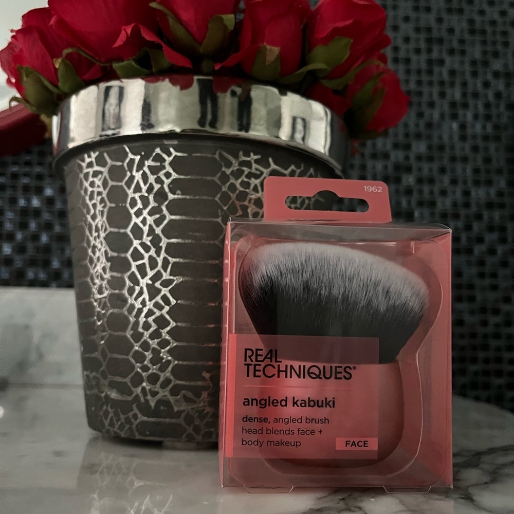 Real Techniques Angled Kabuki makeup face Brush #235